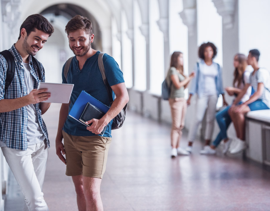 Jovens universitários sorrindo no corredor da escola