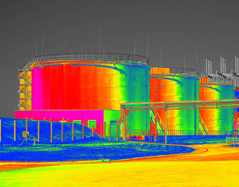 usina petroquímica vista pela câmera térmica