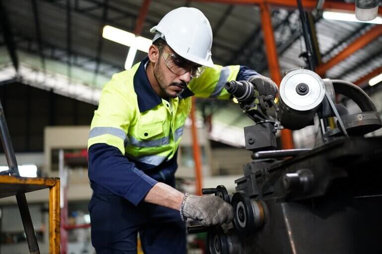 trabalhador com EPIs de segurança trabalhando na industria