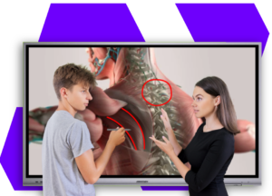 dois jovens participando de uma gamificação de ciências em uma tela interativa da Hikvision