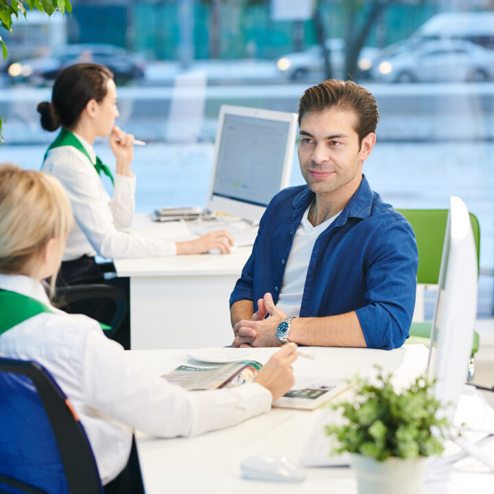 Gerente de banco atendendo a um cliente