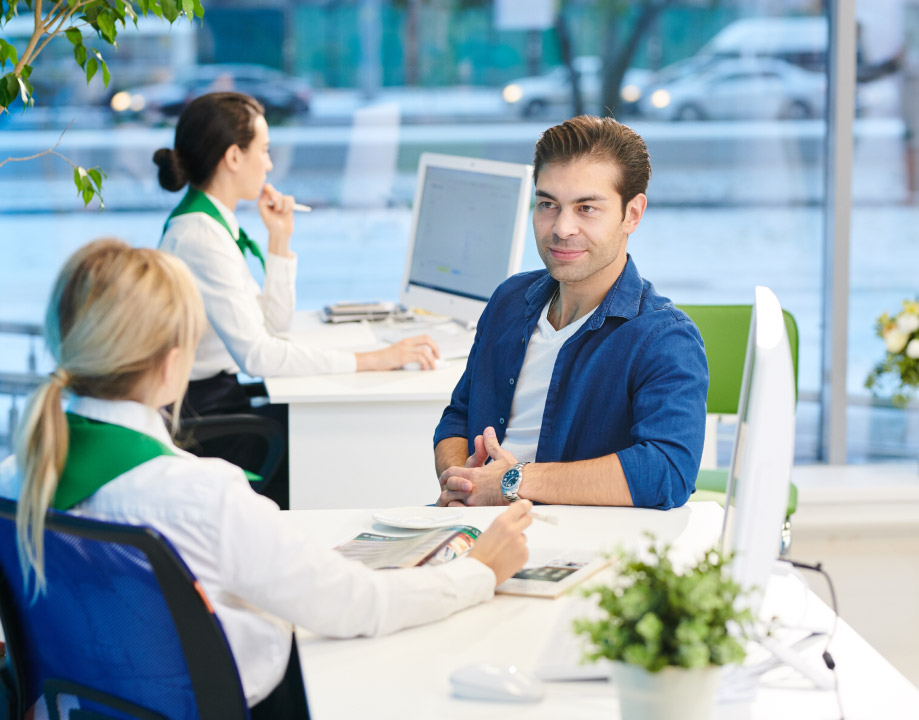 Gerente de banco atendendo a um cliente