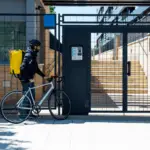 entregador de bicicleta se aproxima de apartamento