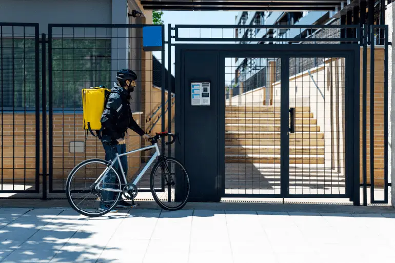 entregador de bicicleta se aproxima de apartamento